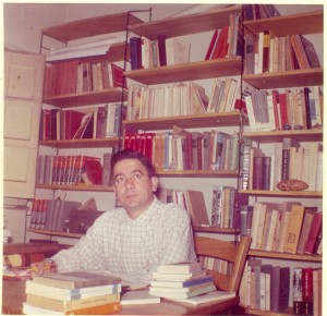 Fernando Ortiz en su escritorio en la casa de Grecia