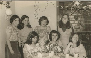 Aminta Traverso y alguna mujeres de agrupación de familiares de detenidos desaparecidos, 1977